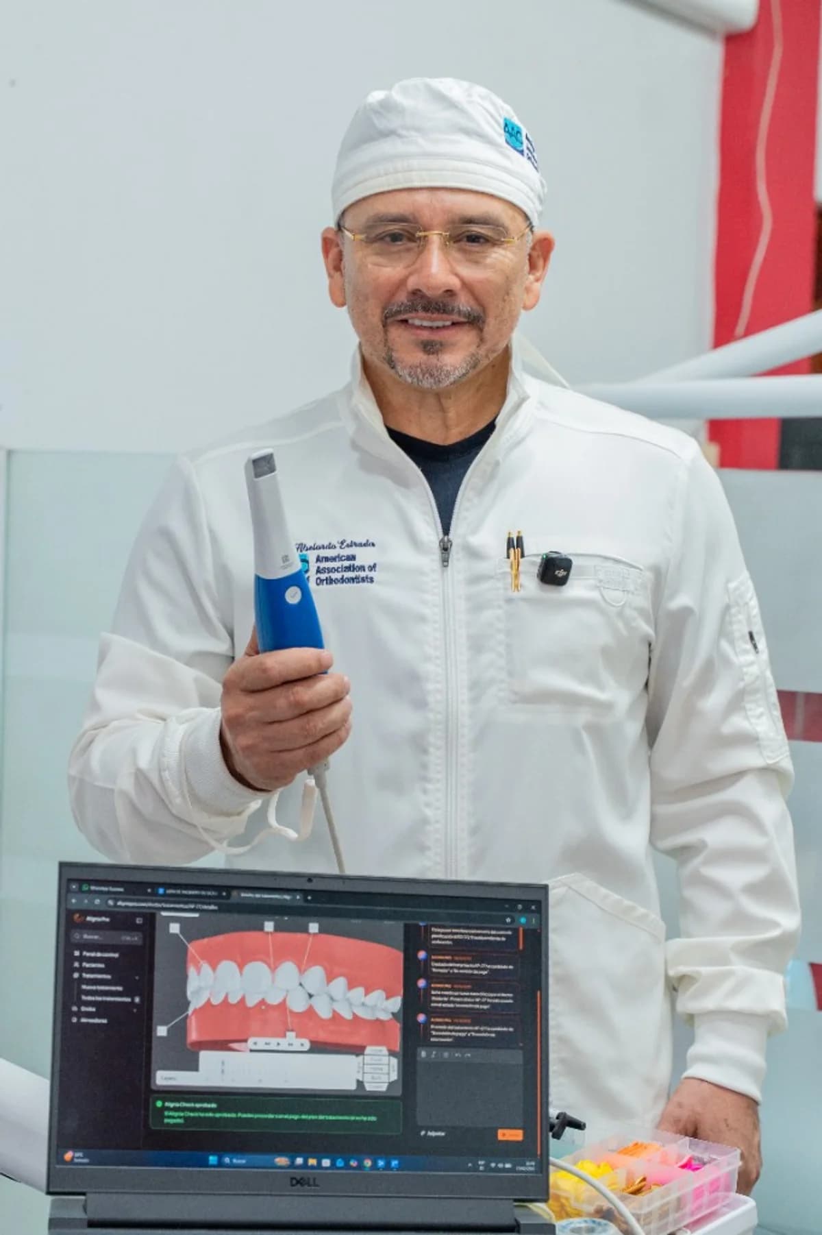 Dr. Abelardo Estrada con tecnología AlignerPro