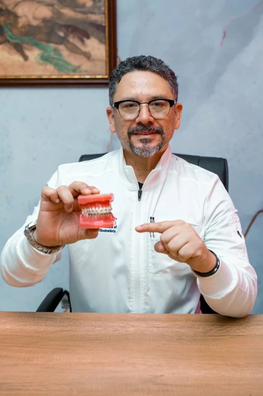 Dr. Abelardo Estrada con modelo de ortodoncia