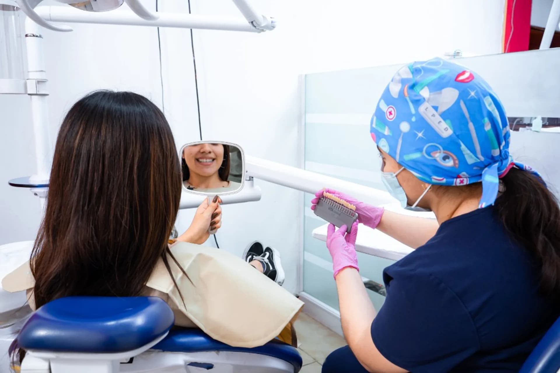 Atención personalizada en consultorio dental