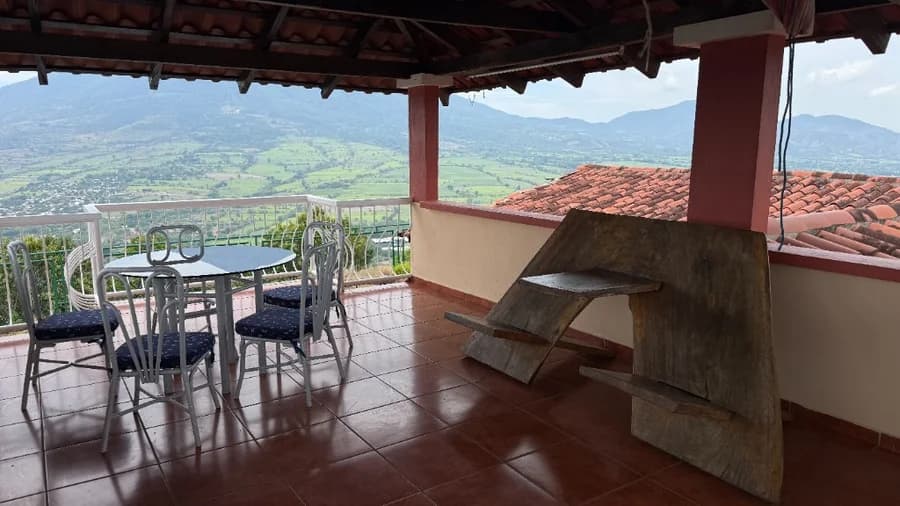 Vista panorámica del valle desde terraza en San Vicente