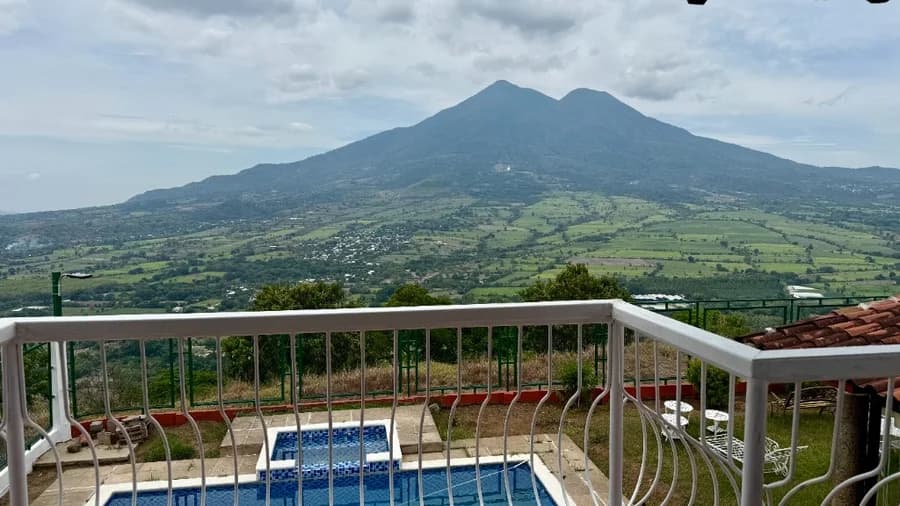 Vista al volcán desde el hospedaje en San Vicente