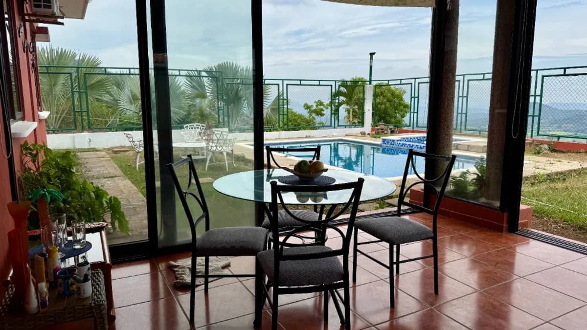 Comedor con vista a la piscina del hospedaje