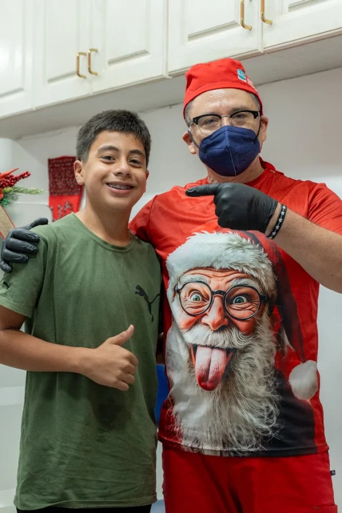 Jorge Ayala sonriendo con su nueva sonrisa