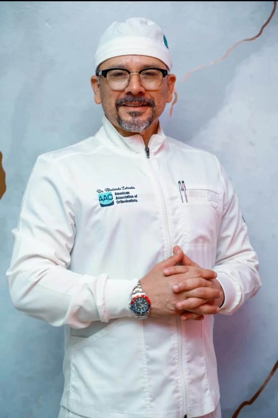 Dr. Abelardo Estrada, ortodoncista con bata médica