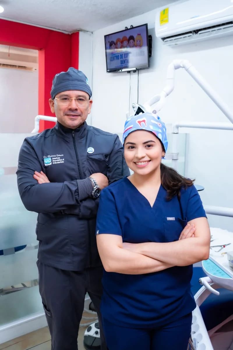 Dr. Abelardo Estrada con equipo de enfermería