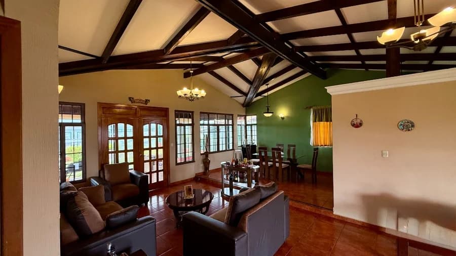 Sala y comedor del hospedaje en San Vicente