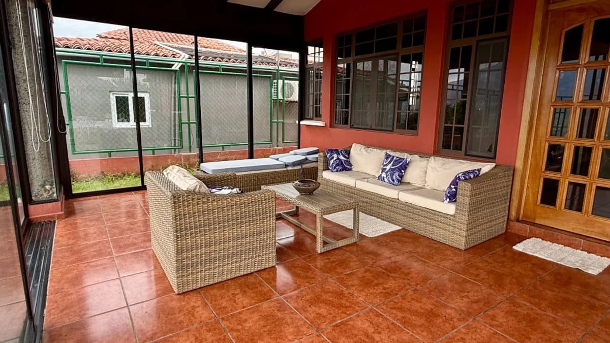Sala con acceso al exterior y áreas verdes