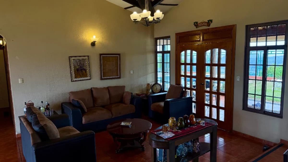 Sala de estar del hospedaje con vista al exterior