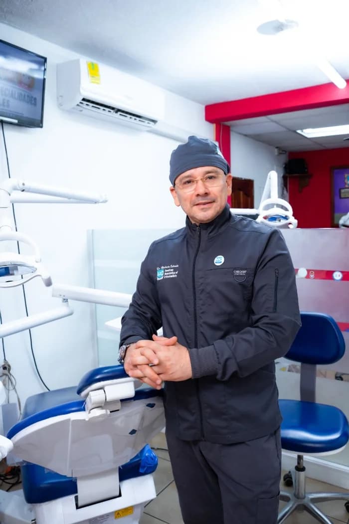 Dr. Abelardo Estrada en consultorio dental